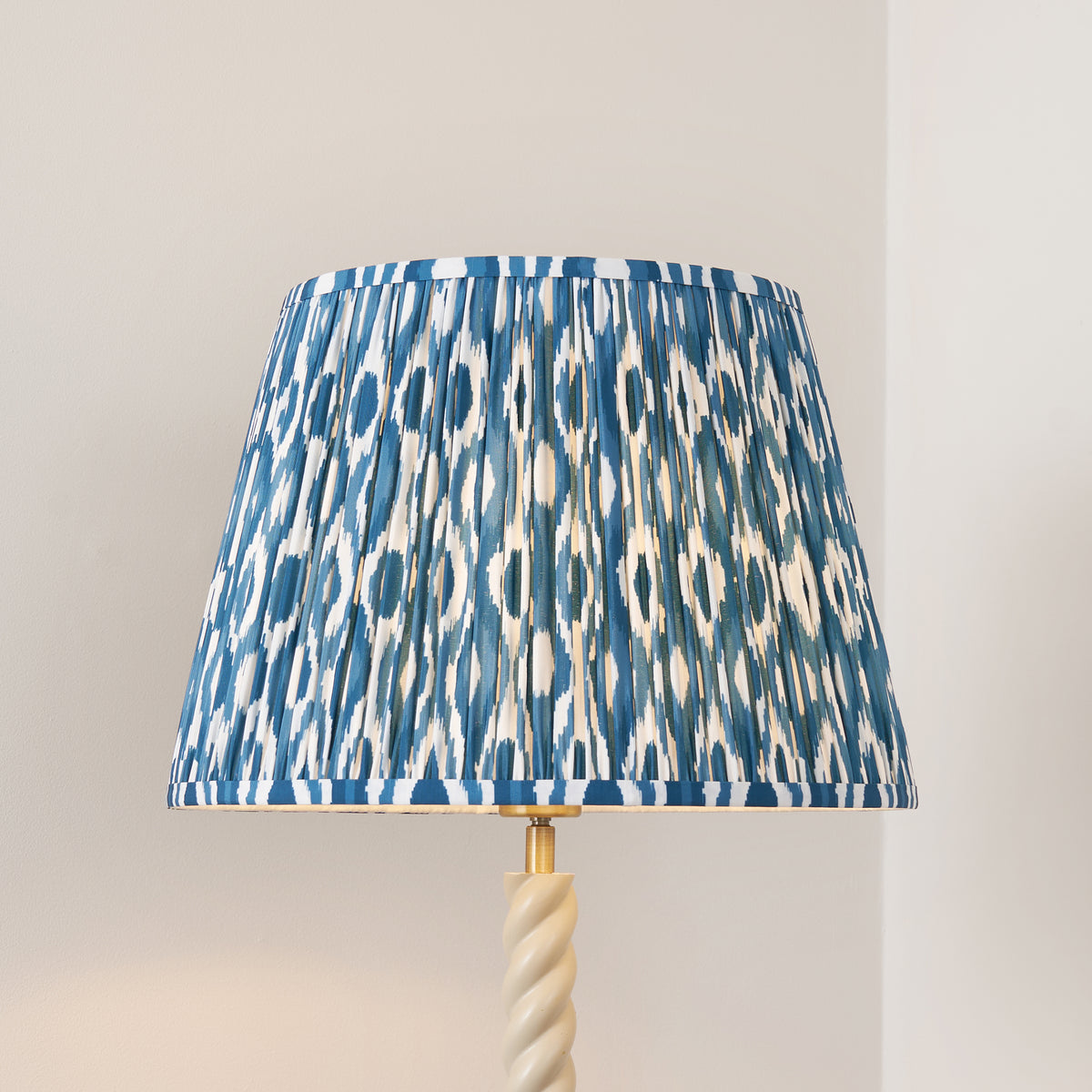 125406 Twist & Ikat 40cm Floor Lamp White Blue