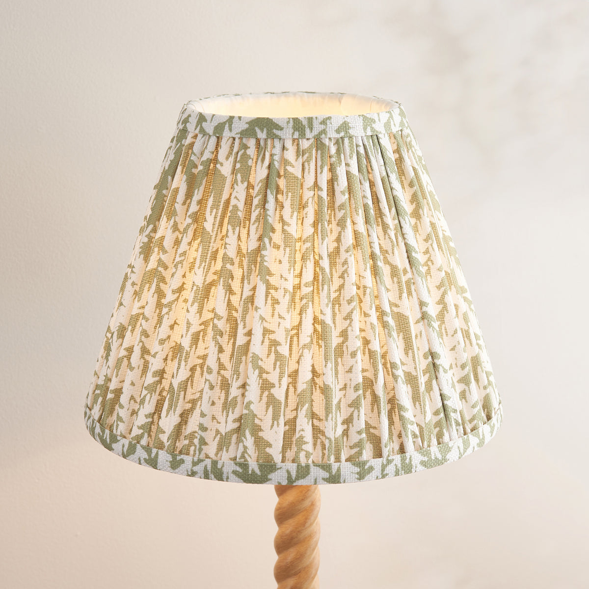 125411 Twist & Leaf 25cm Table Lamp Wood Green