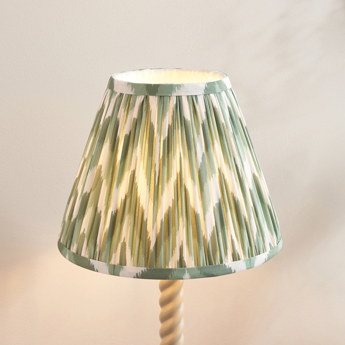 125412 Twist & Zigzag 25cm Table Lamp White Green