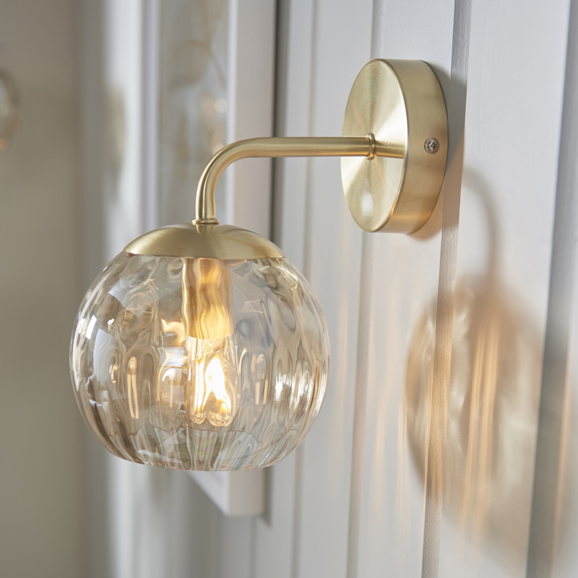 91970 Dimple 1 Light Wall Light Brass Champagne