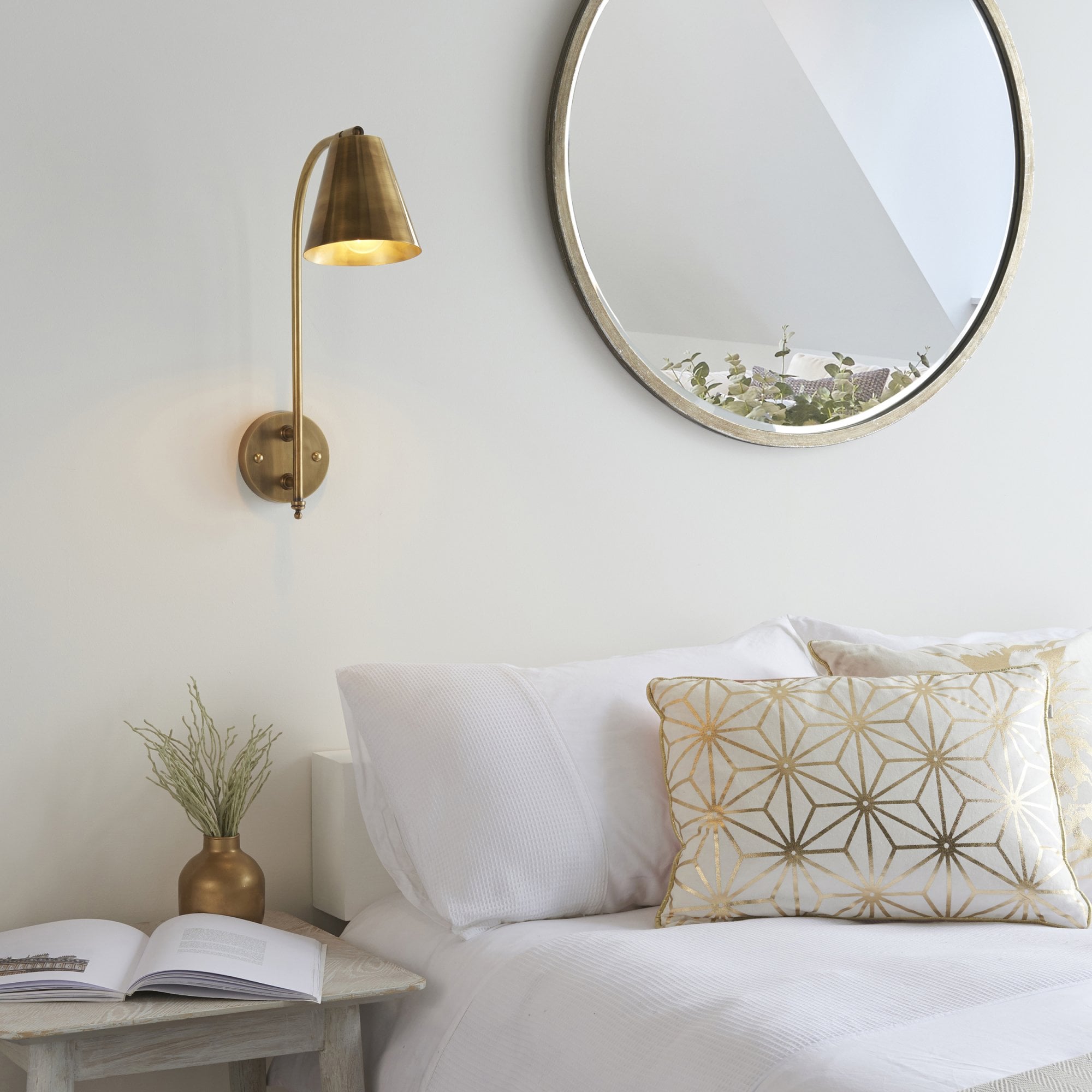 93144 Radha 1 Light Wall Light Brass