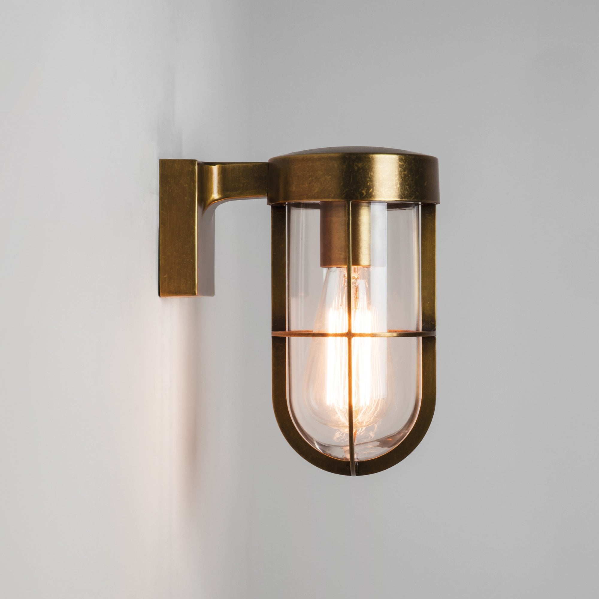 1368003 Cabin Wall Outdoor Wall Light Antique Brass