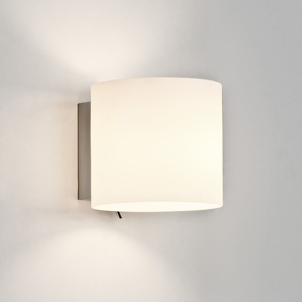 1074001 Luga Wall Light White Glass (S)
