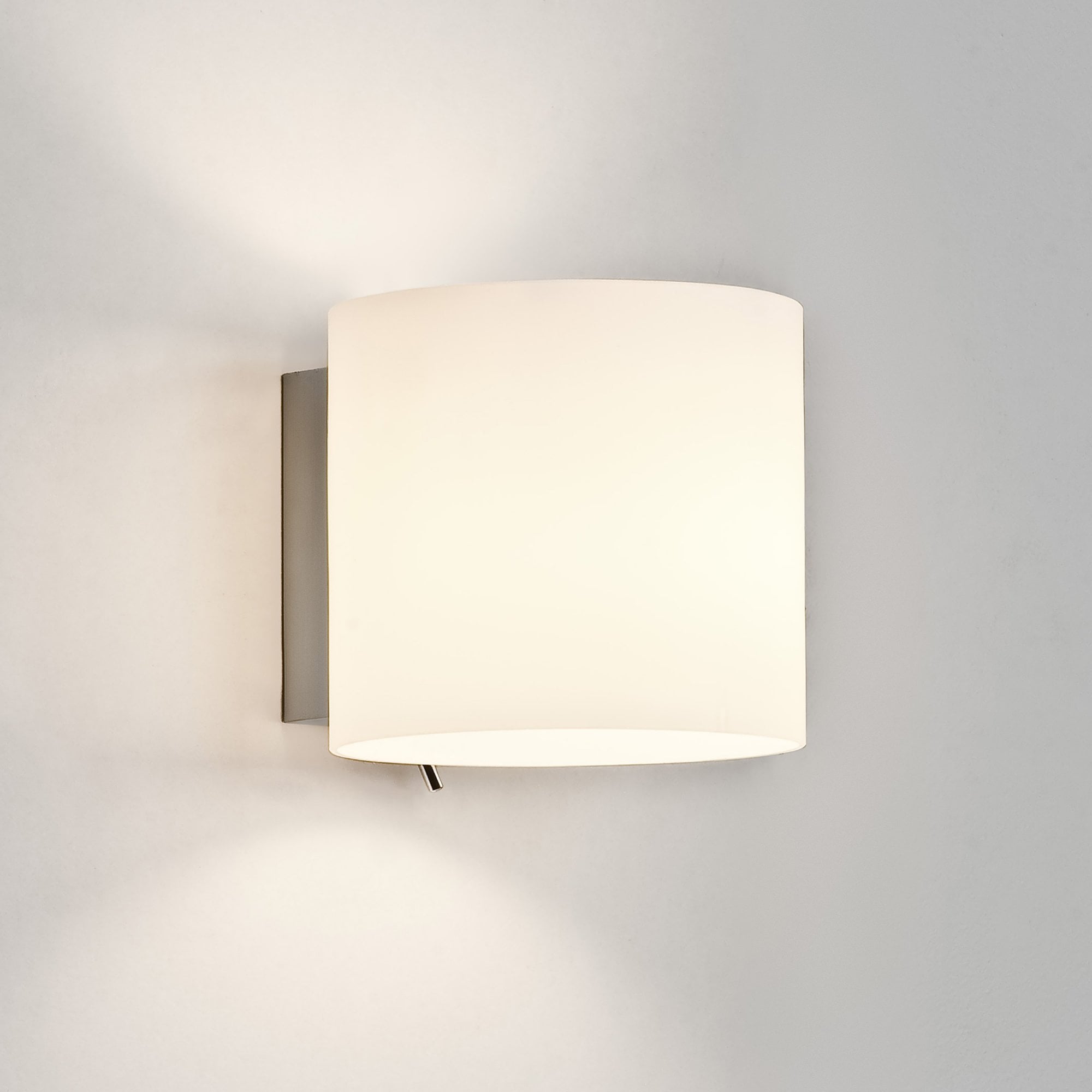 1074001 Luga Wall Light White Glass (S)