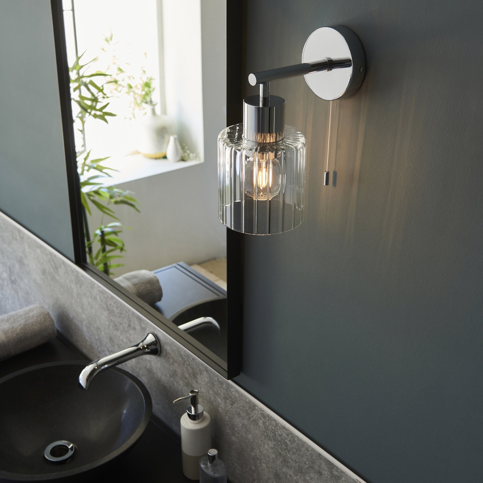 95510 Bathroom 1 Light Wall Light Chrome Plate & Clear Ribbed Glass