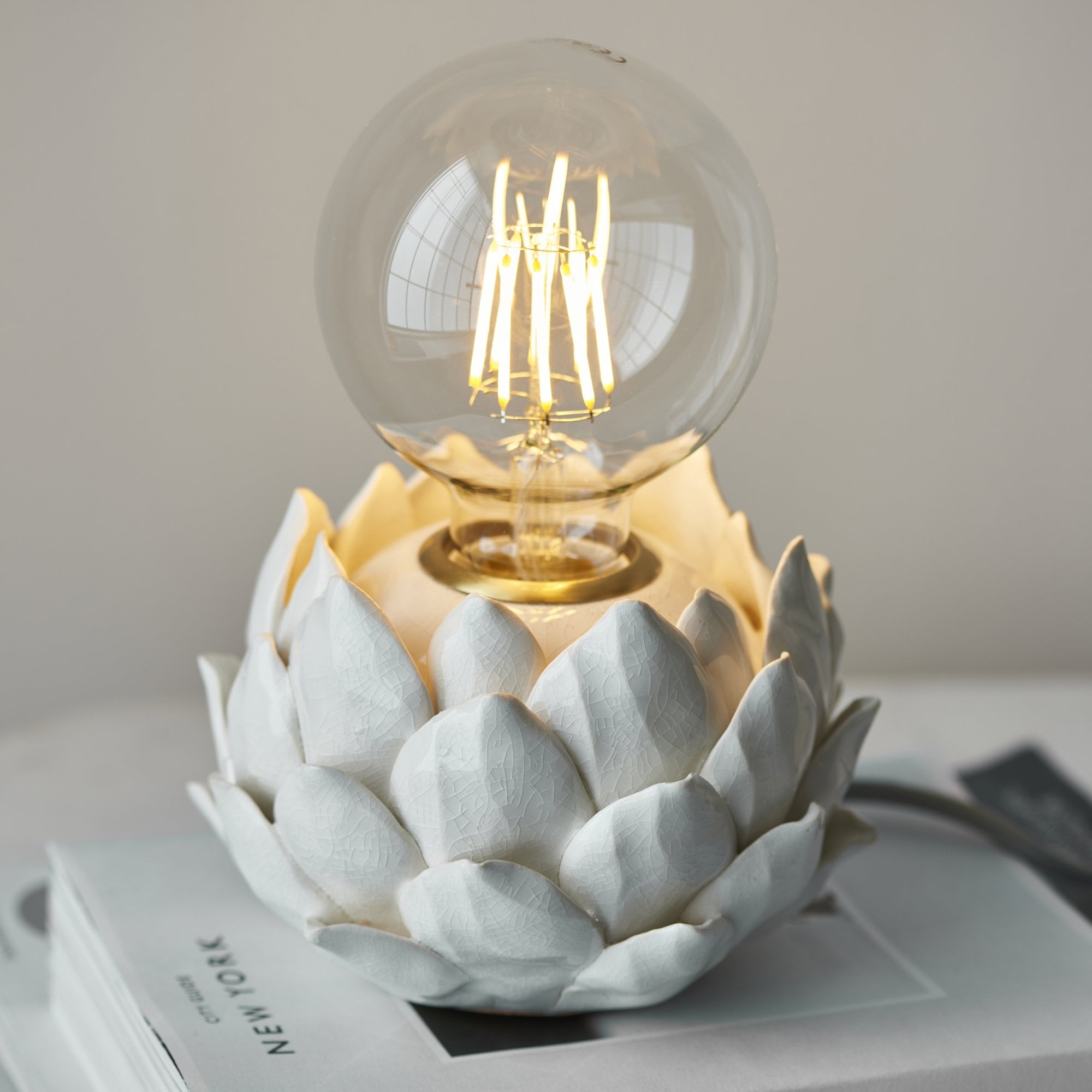 99147 Artichoke 1 Light Table Lamp Oatmeal Crackle Glaze & Antique Brass Plate
