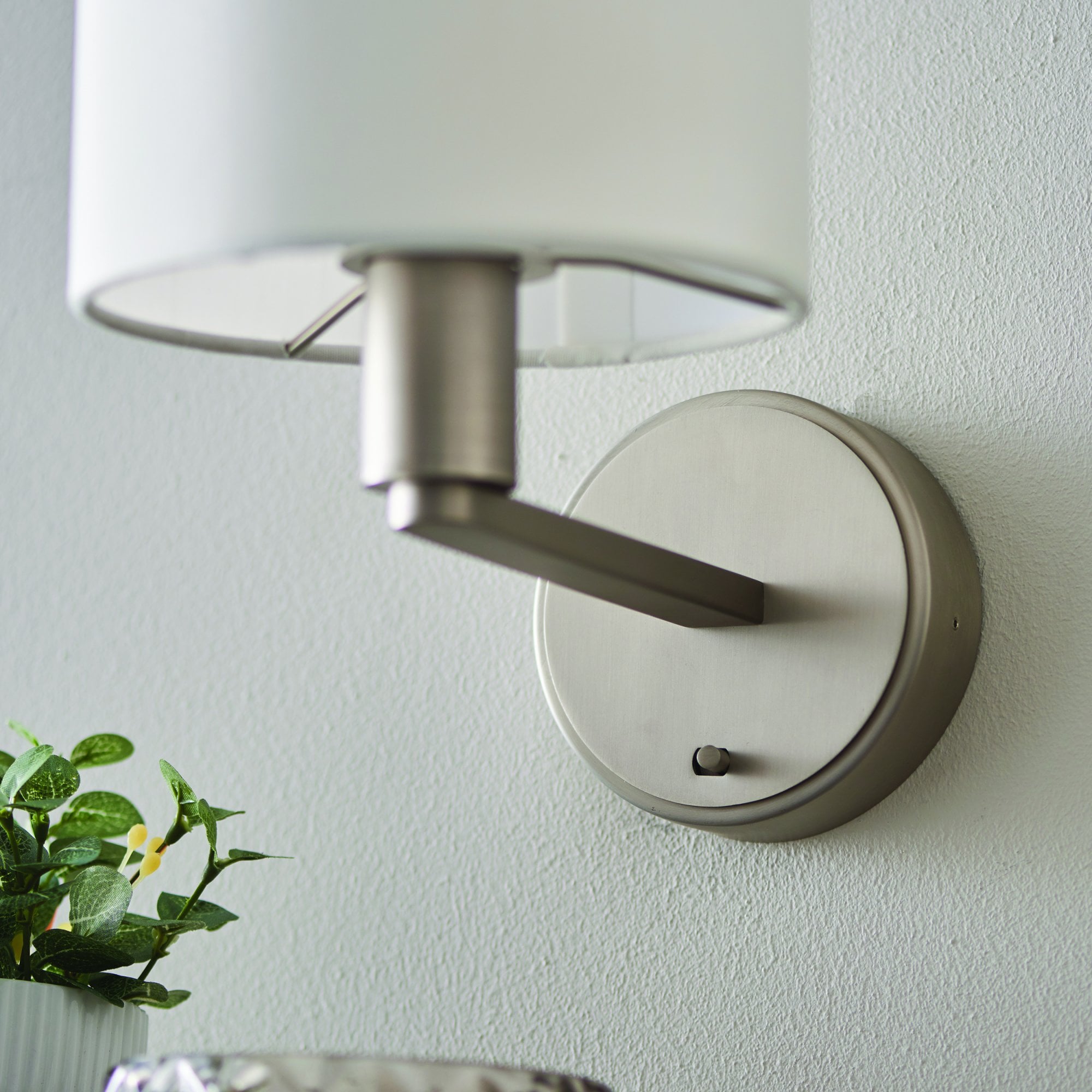 61608 Daley Indoor Wall Shade