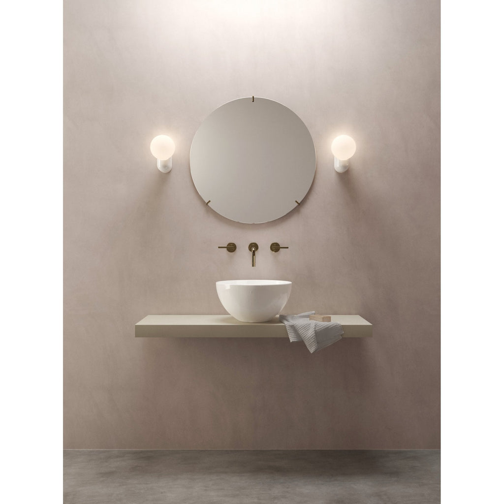 1472001 Lyra Single Bathroom Wall Light Gloss Glaze White
