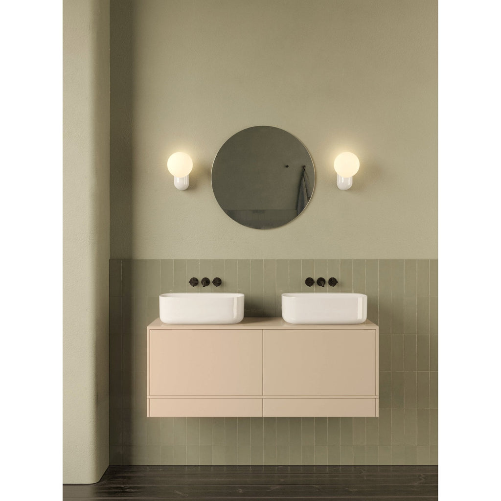 1472001 Lyra Single Bathroom Wall Light Gloss Glaze White
