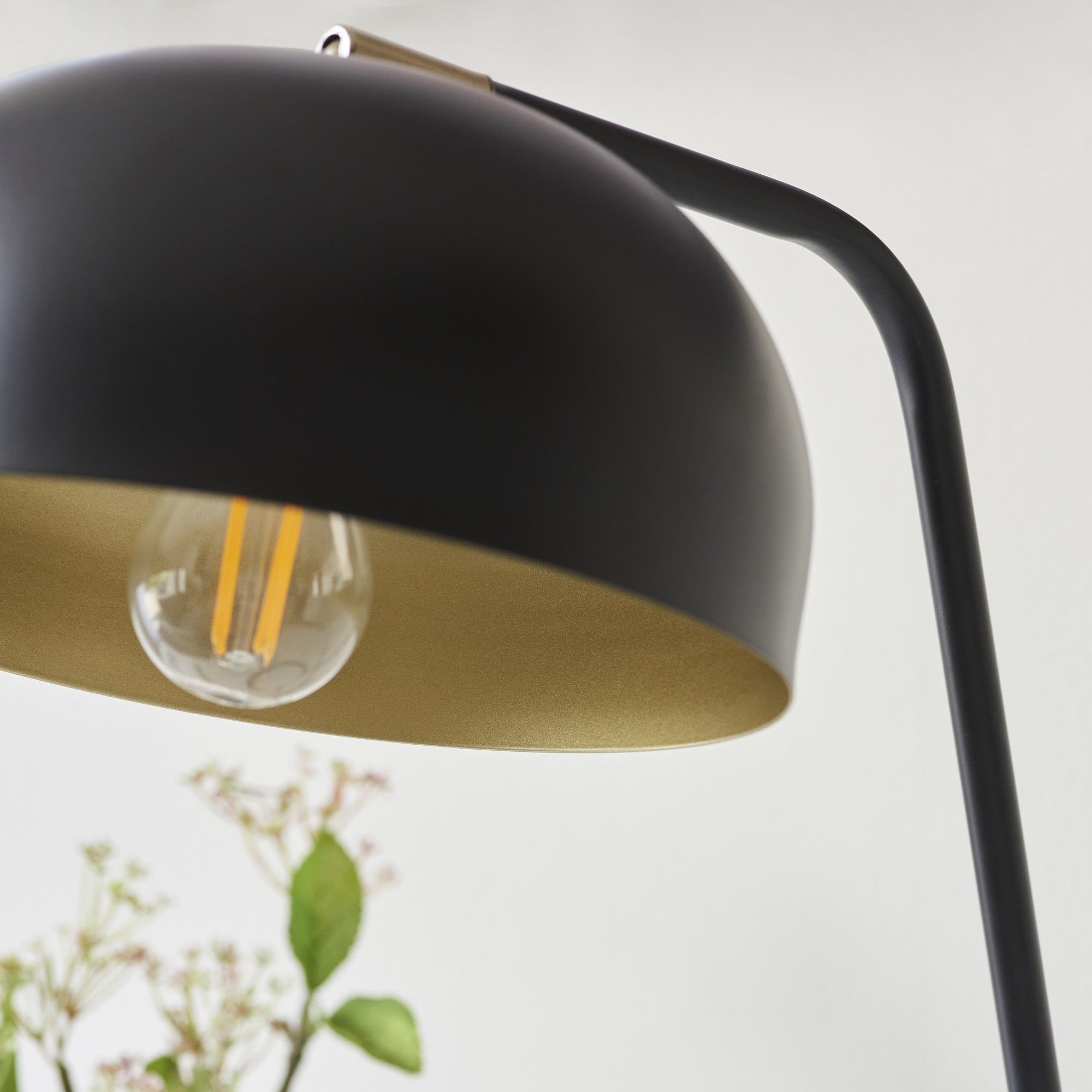 106336 Brair New 1 Light Table Lamp Matt Black And Antique Brass Paint