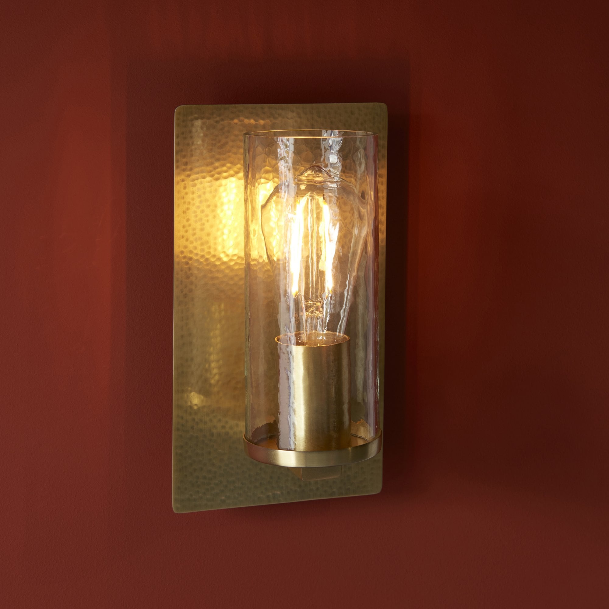 106717 Wall 1 Light Hammered Brass Plate And Textured Clear Glass