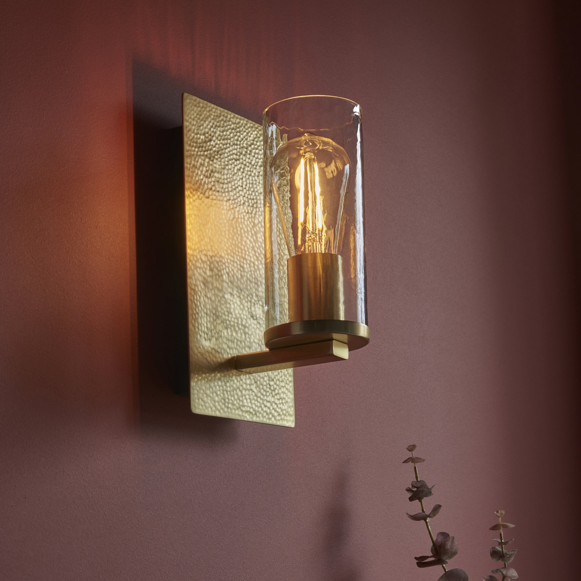 106717 Wall 1 Light Hammered Brass Plate And Textured Clear Glass