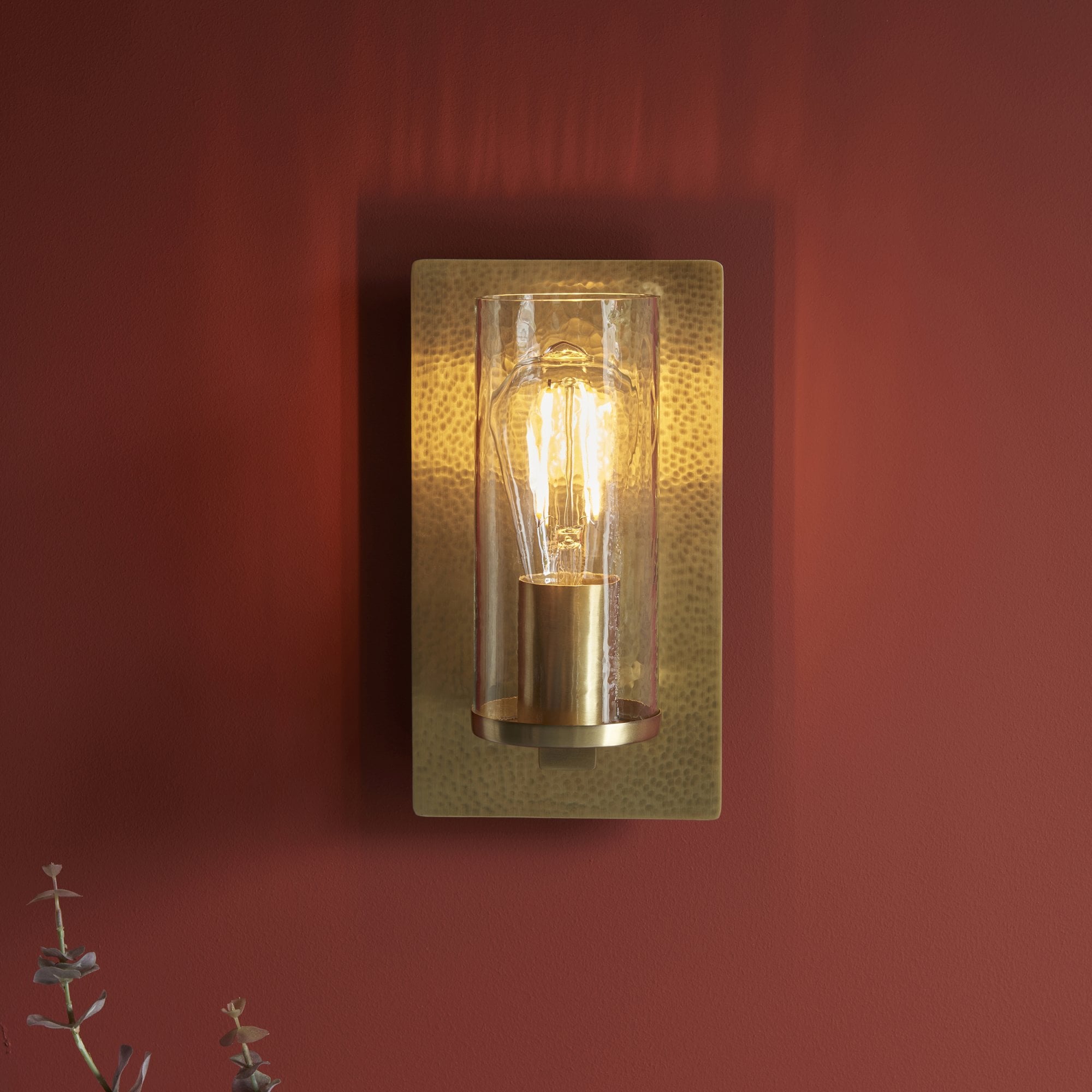 106717 Wall 1 Light Hammered Brass Plate And Textured Clear Glass