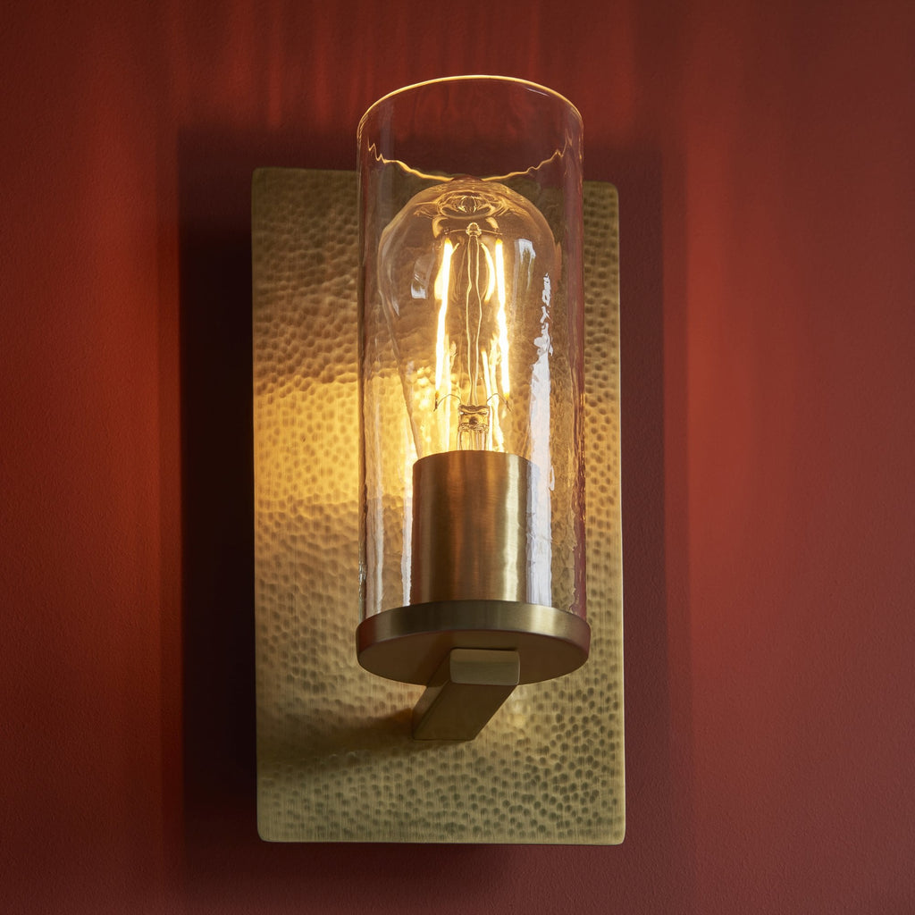 106717 Wall 1 Light Hammered Brass Plate And Textured Clear Glass