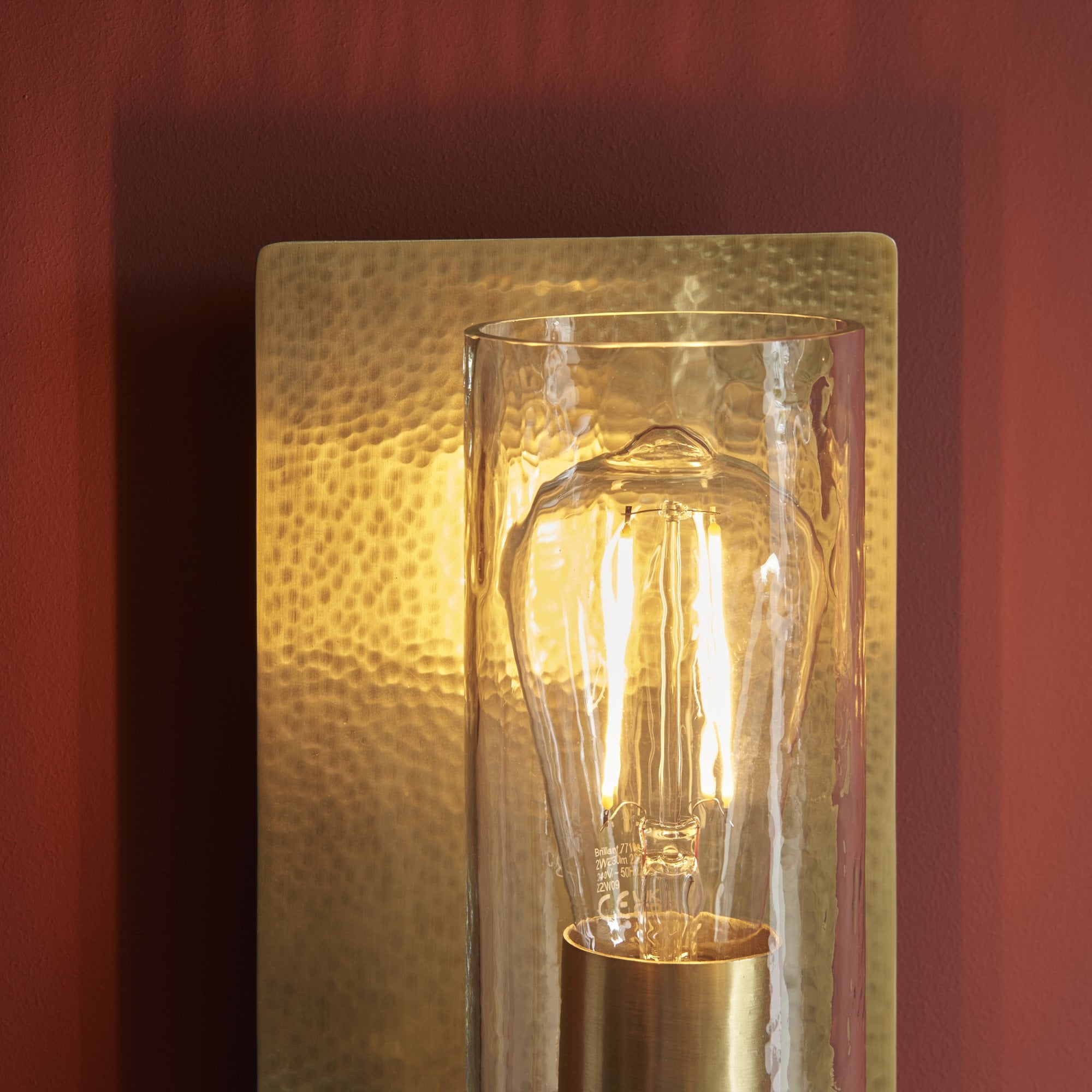 106717 Wall 1 Light Hammered Brass Plate And Textured Clear Glass