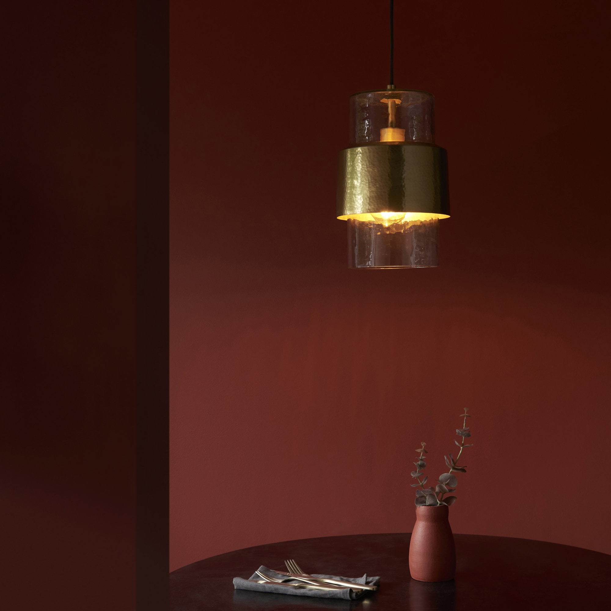 106718 Pendant 1 Light Hammered Brass Plate And Textured Clear Glass
