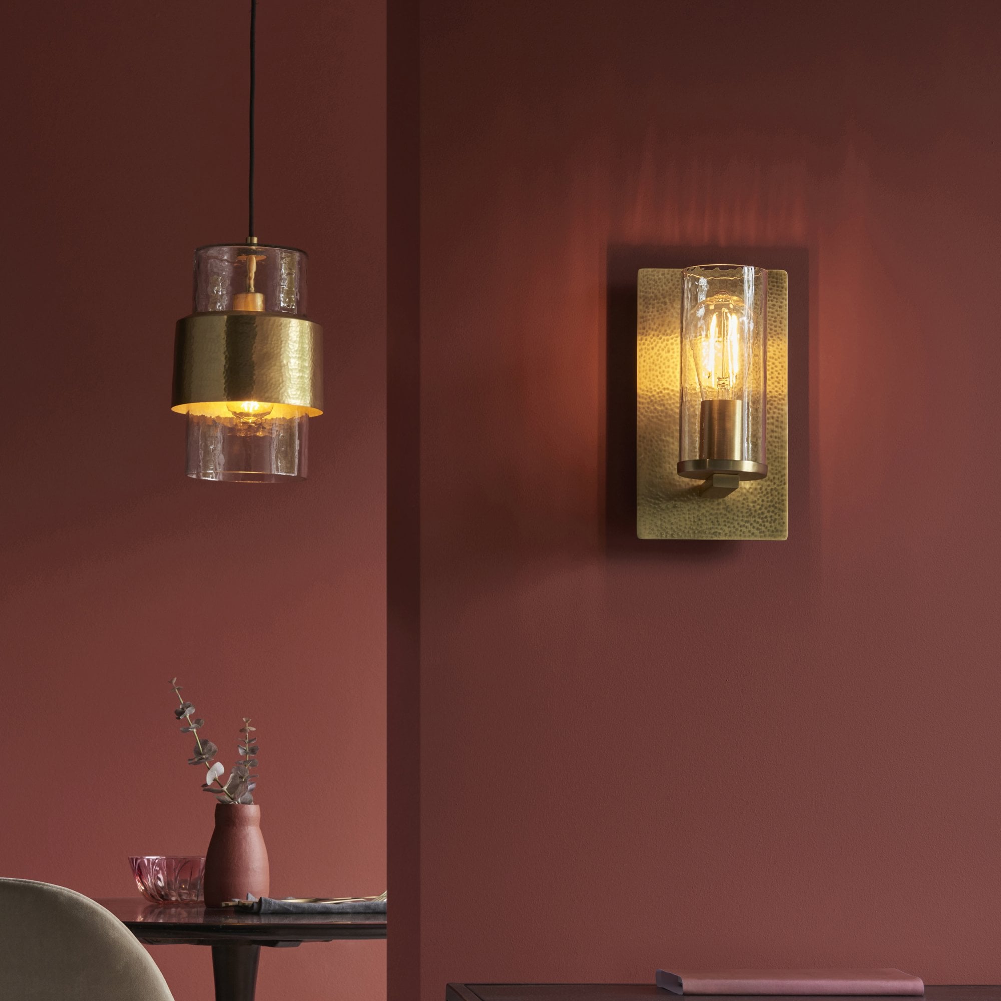 106718 Pendant 1 Light Hammered Brass Plate And Textured Clear Glass