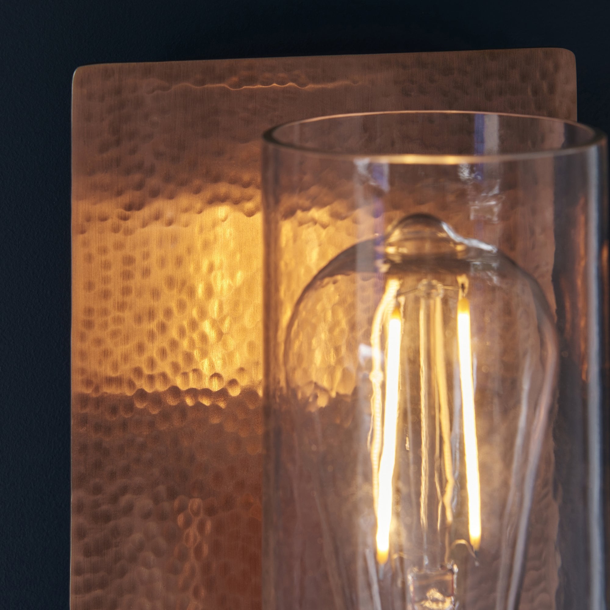 106719 Wall 1 Light Hammered Copper Plate And Textured Clear Glass