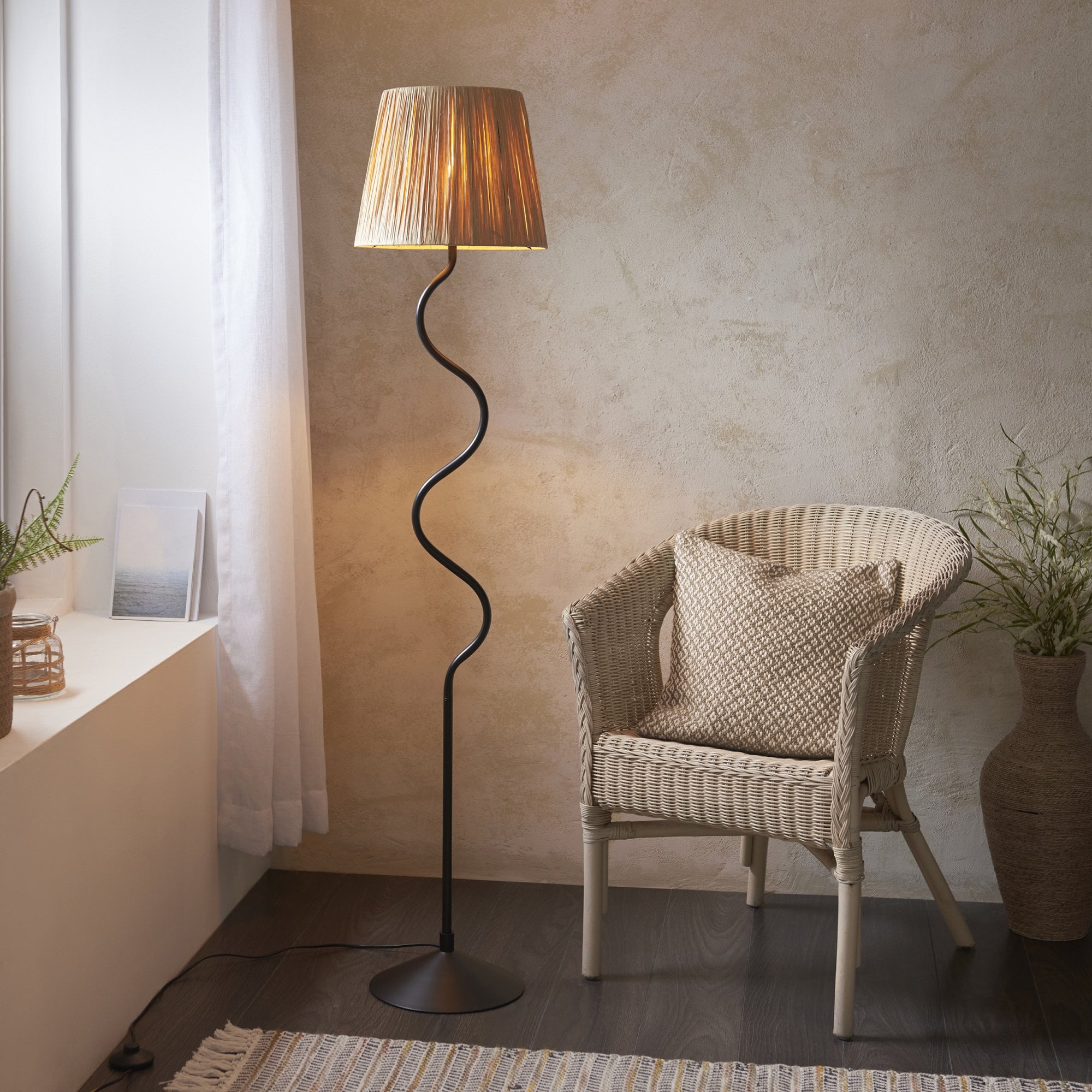 114223 Wriggle Floor Lamp Black & Natural Shade