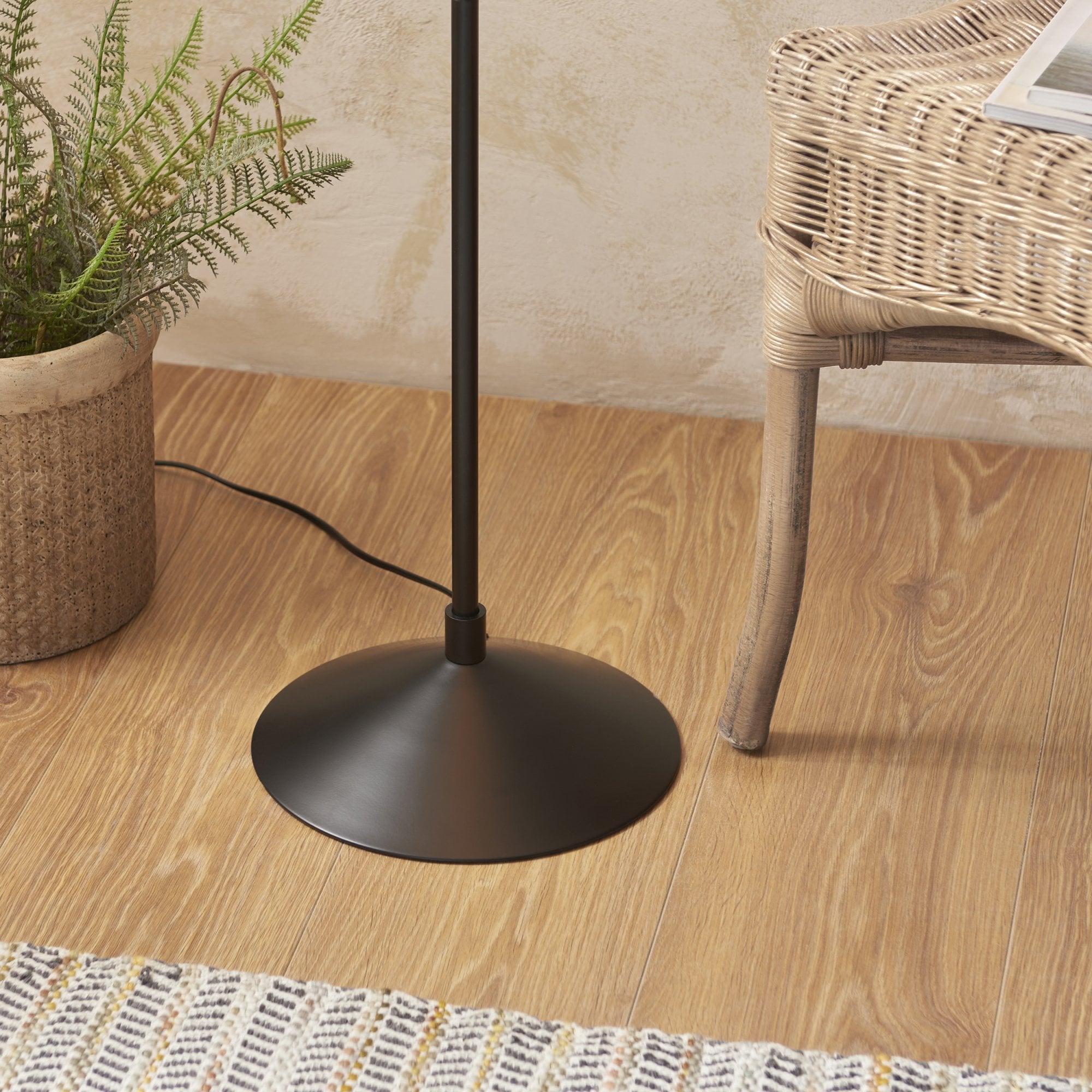 114223 Wriggle Floor Lamp Black & Natural Shade