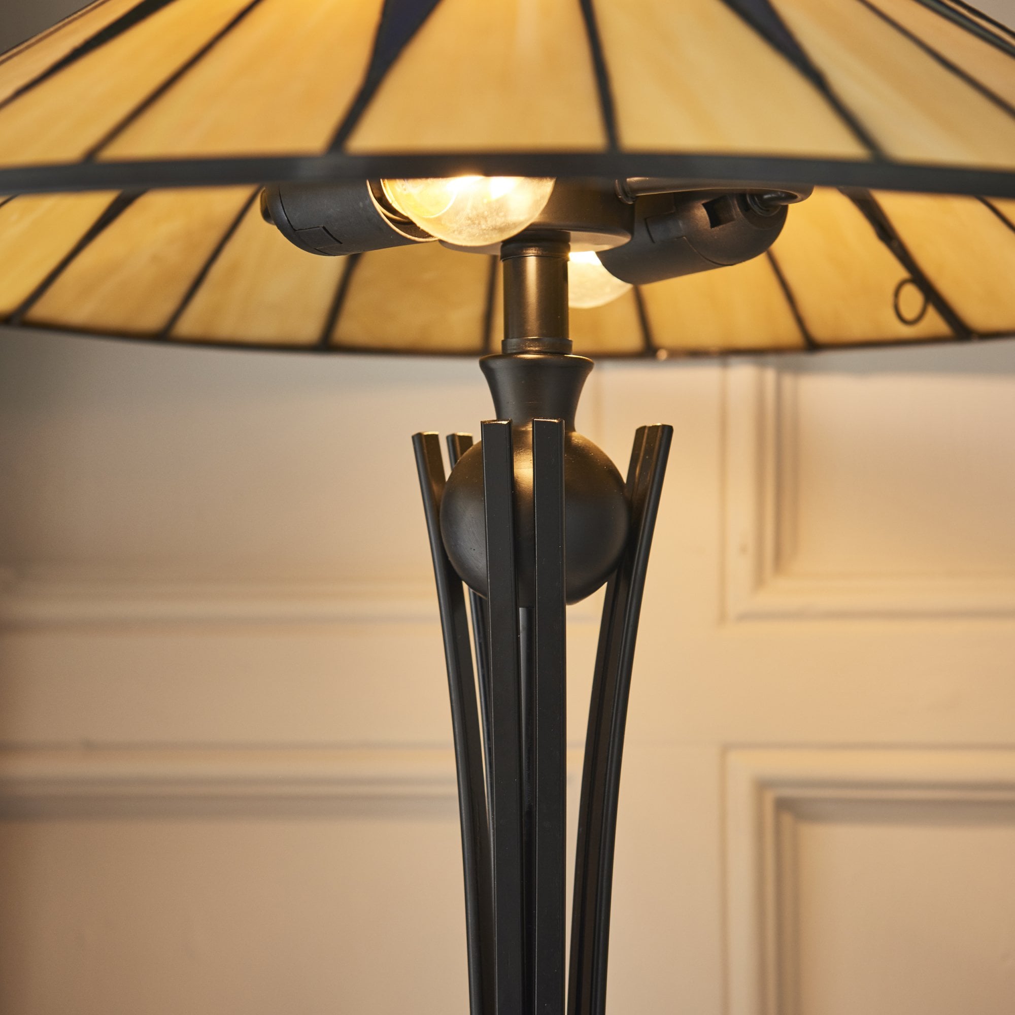 64045 Dark Star Tiffany Large Table Lamp