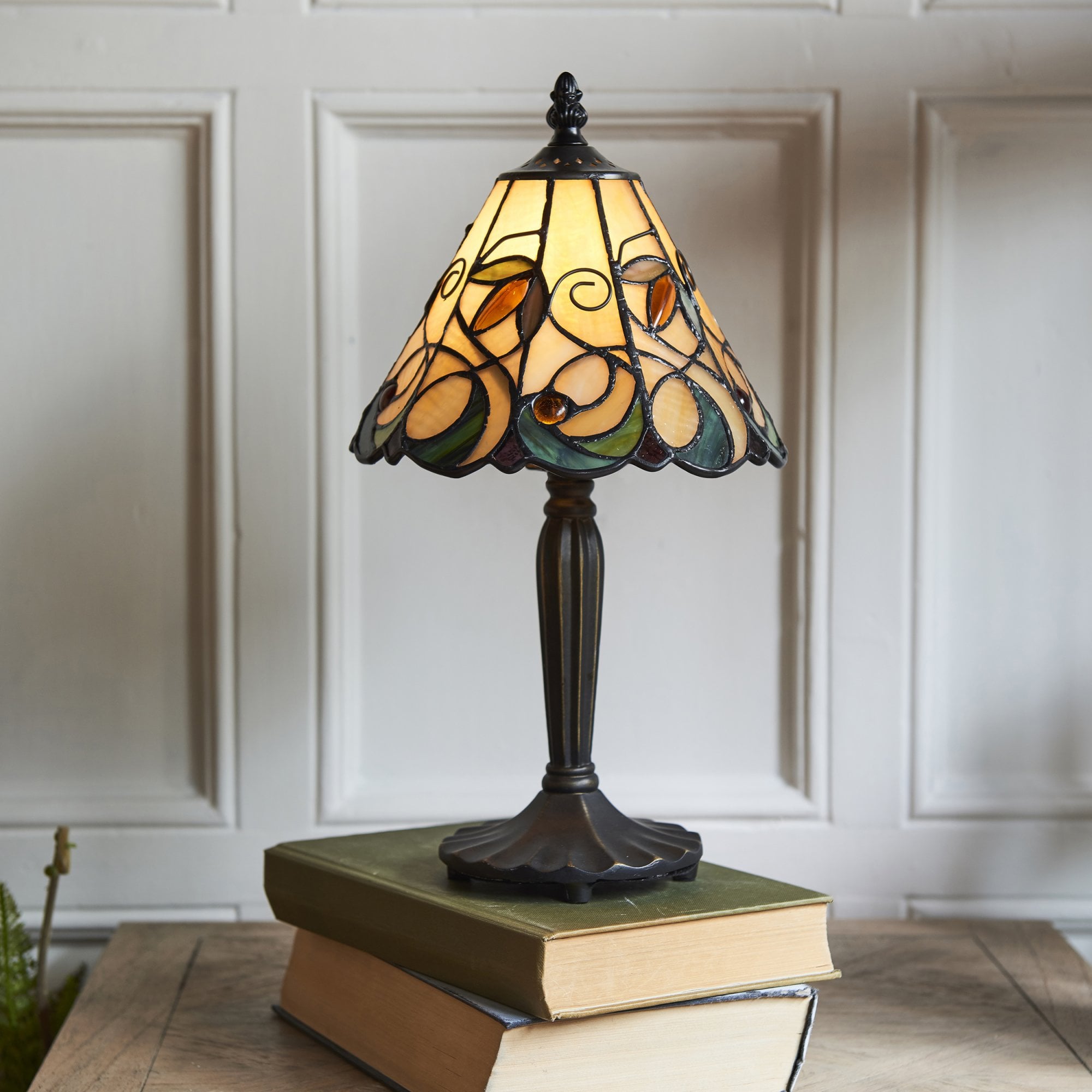 64196 Jamelia Tiffany Intermediate Table Lamp