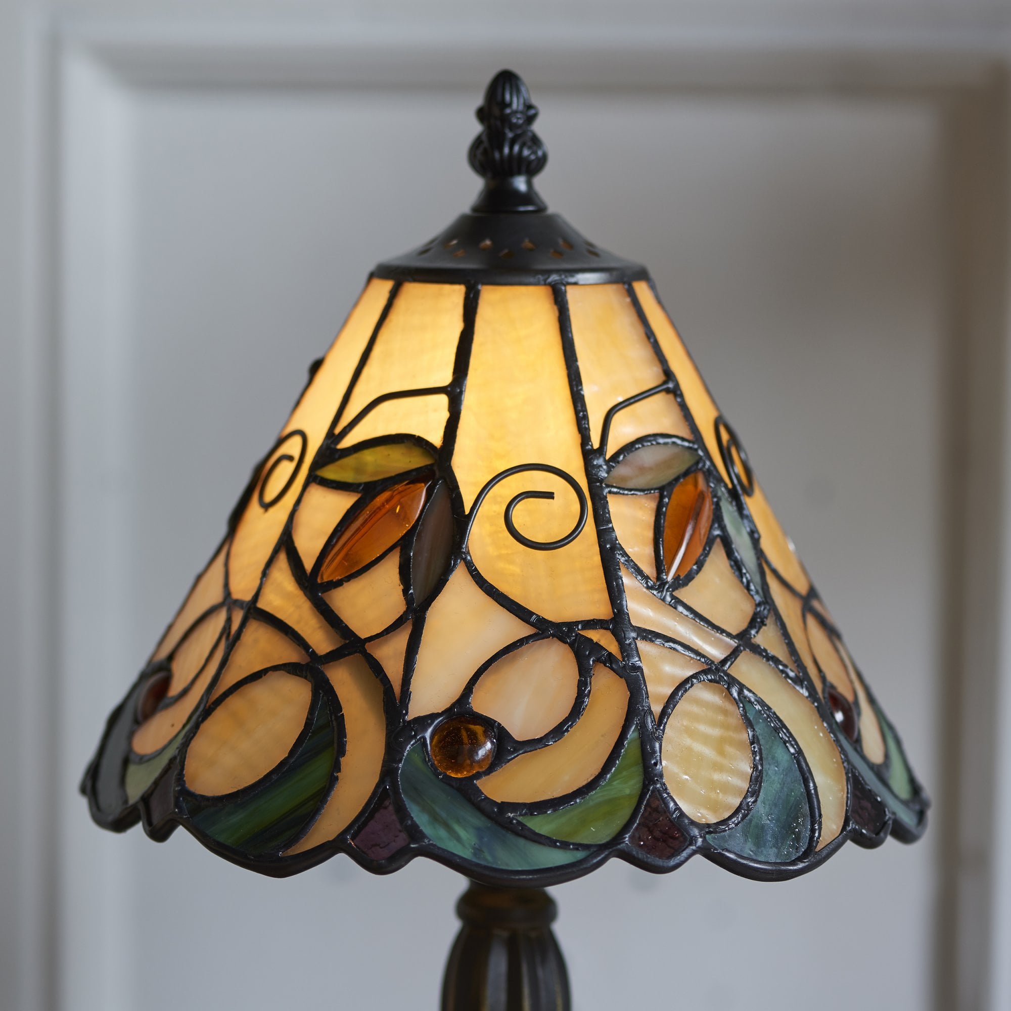 64196 Jamelia Tiffany Intermediate Table Lamp