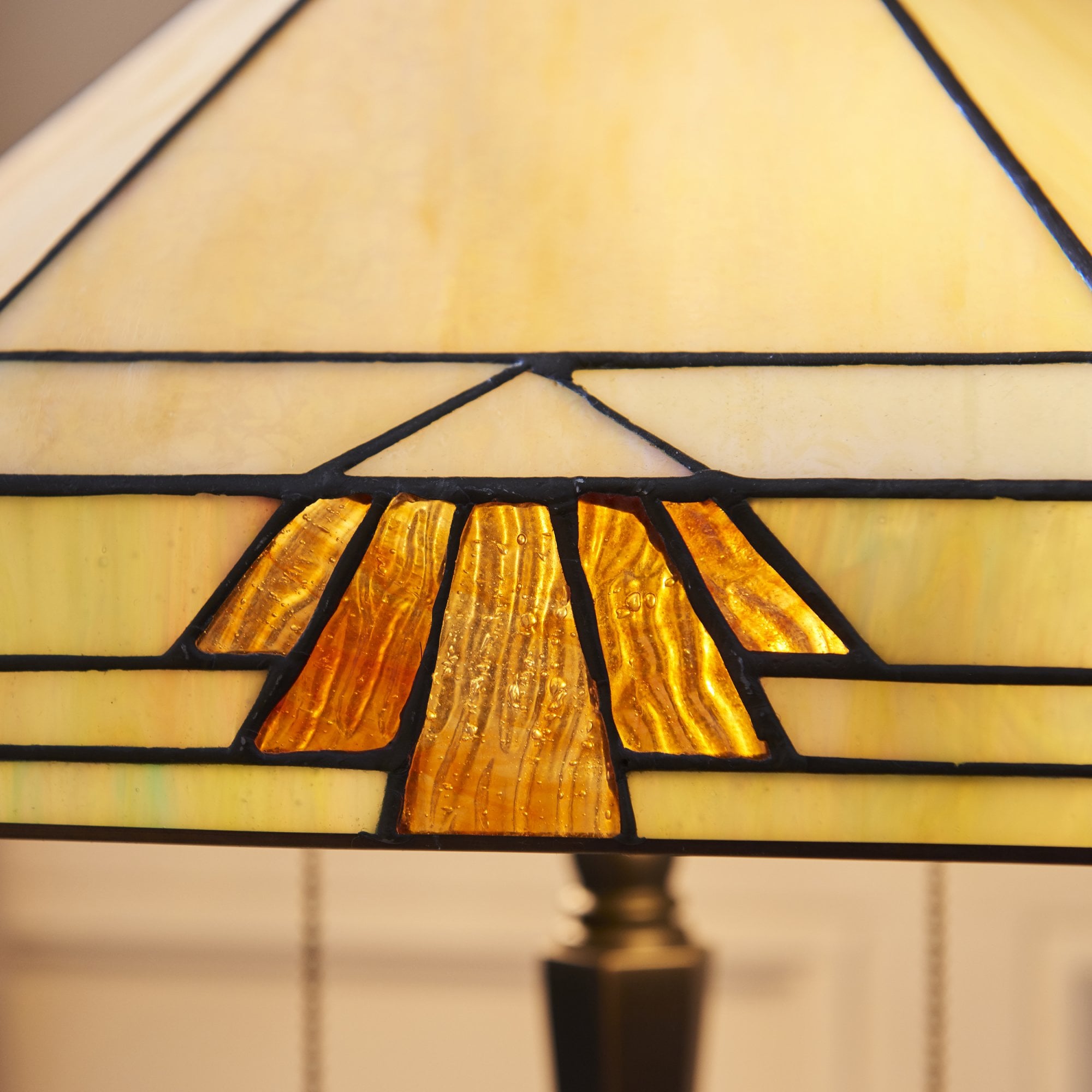 64286 Nevada Tiffany Medium Table Lamp