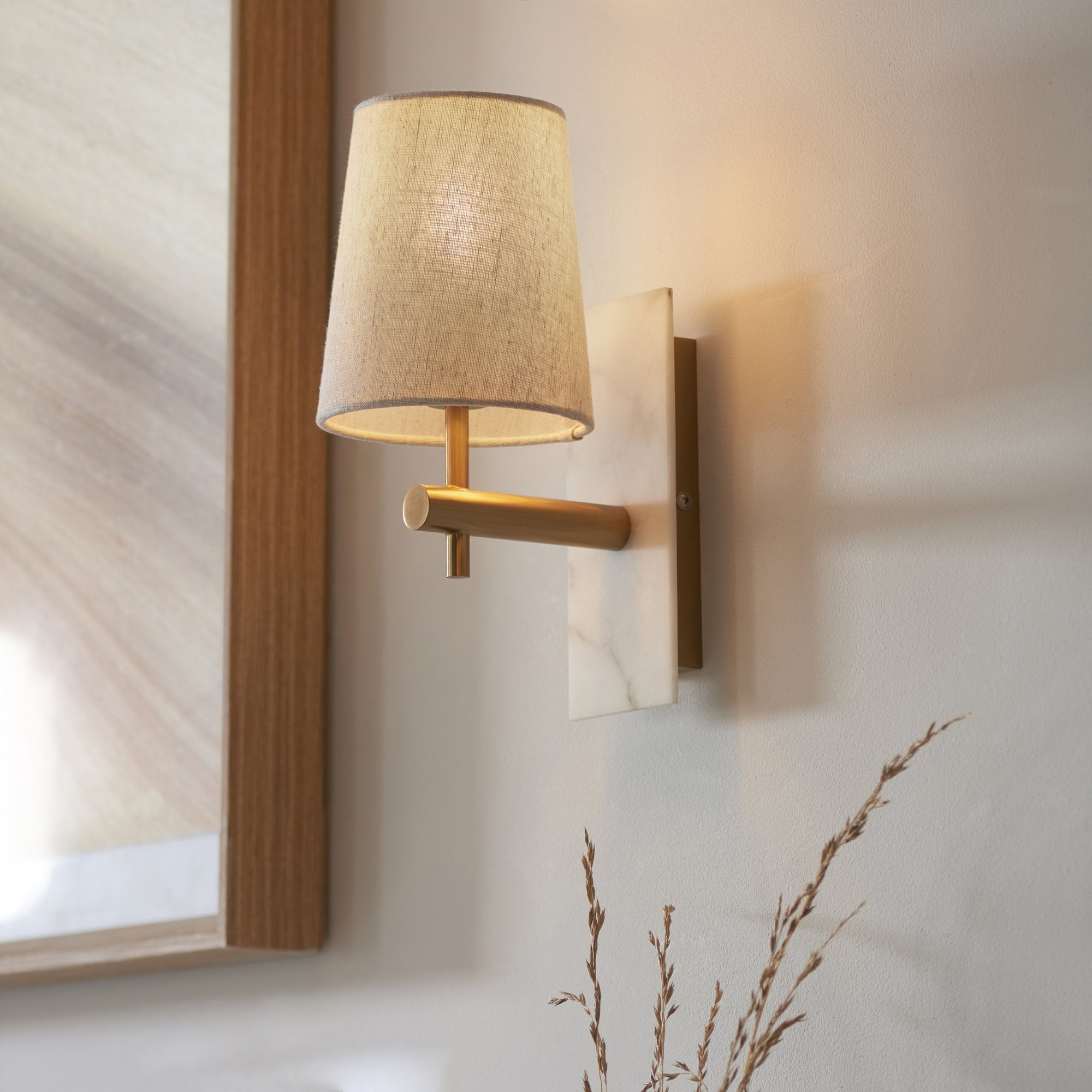114200 1 Light Wall Light With Shade Vintage Brass, White Marble Effect