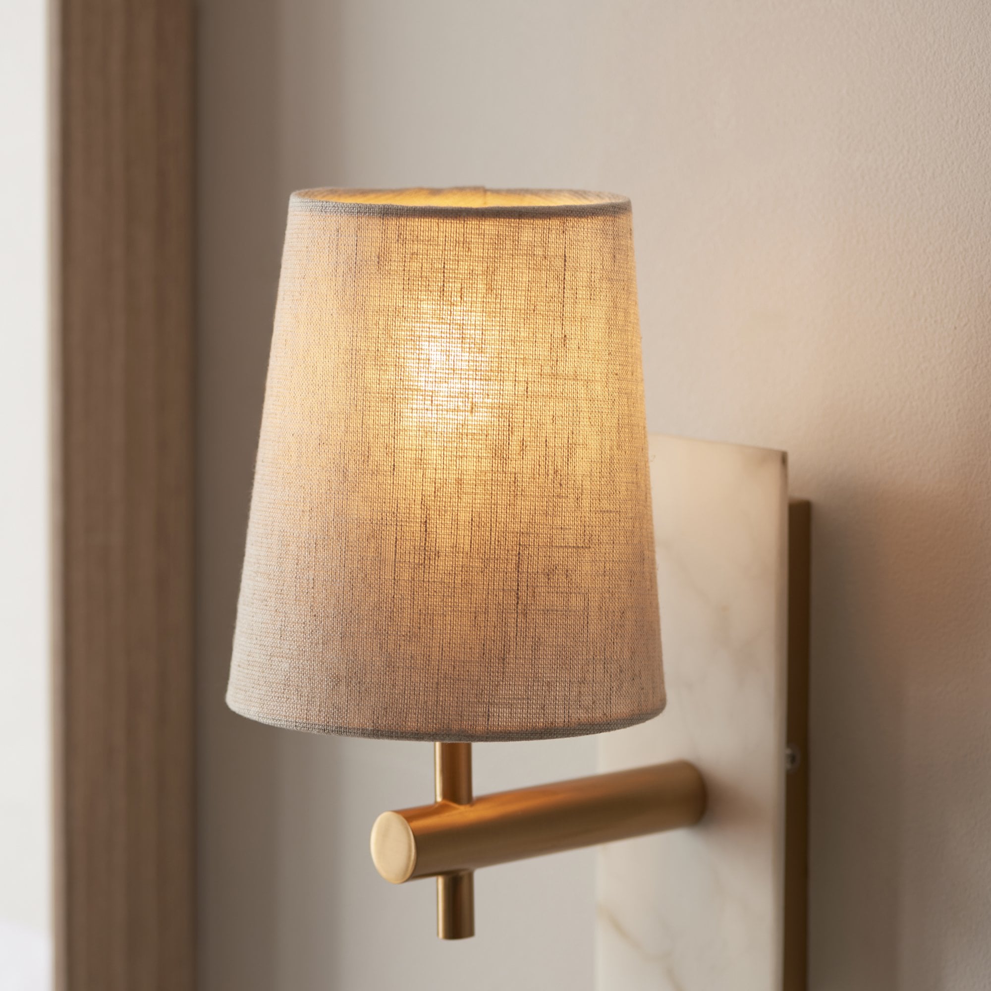 114200 1 Light Wall Light With Shade Vintage Brass, White Marble Effect