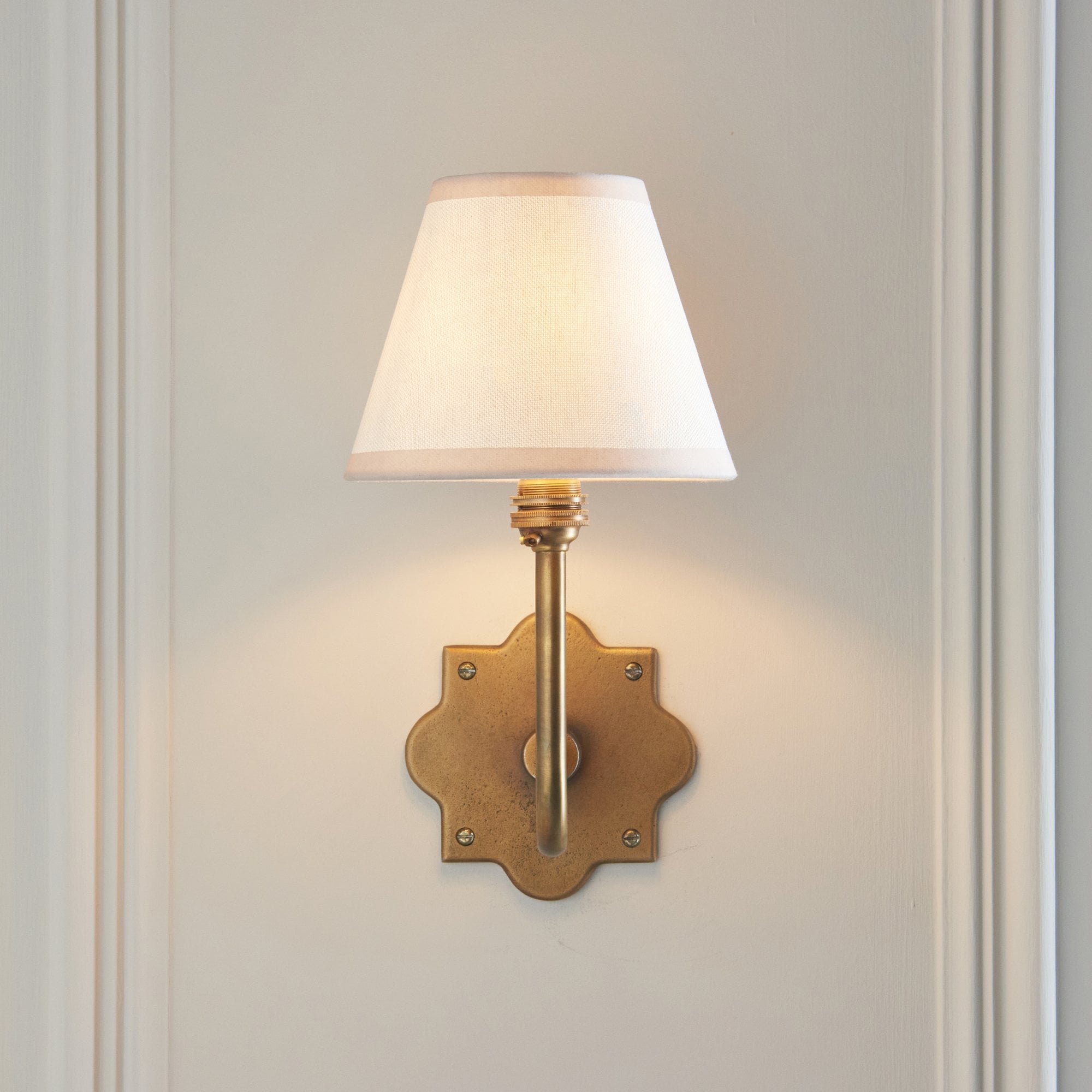 113708 Anvil Swan & Ivy 16cm Wall Light Antique Brass & Vintage White Fabric