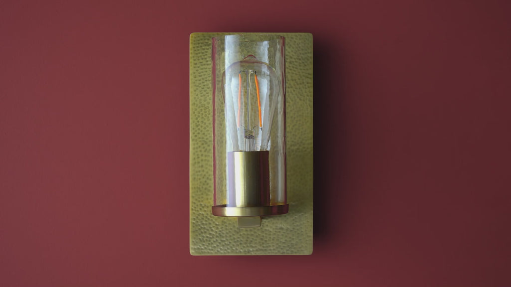 106717 Wall 1 Light Hammered Brass Plate And Textured Clear Glass