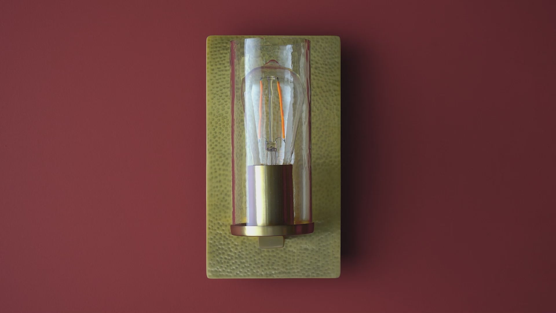 106717 Wall 1 Light Hammered Brass Plate And Textured Clear Glass