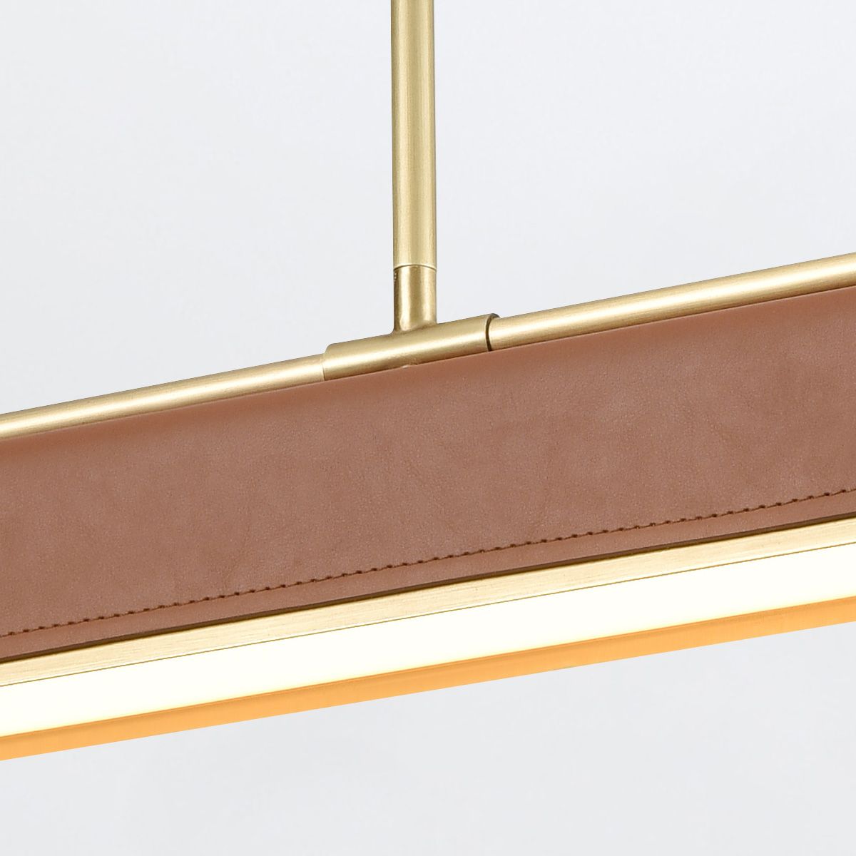 QN-VALISE-LP80-VBS-CL Valise LED Linear Pendant Vintage Brass/Cognac Leather